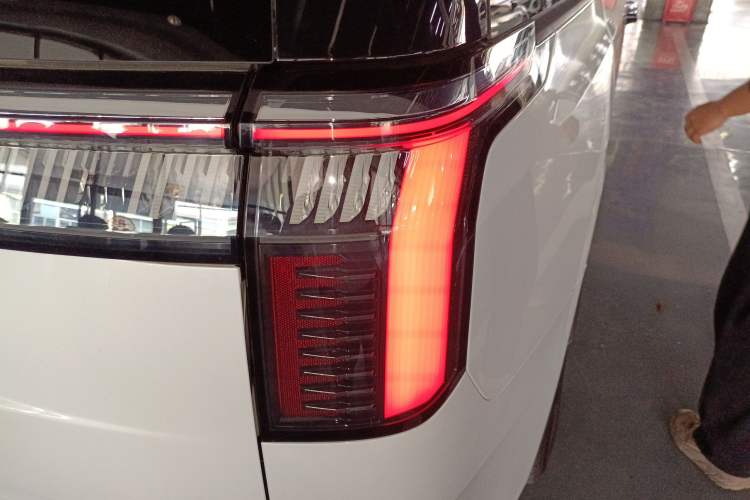 Used Zeekr 009 2024 Six-Seat Executive Version 4WD 108 kWh Exterior 6