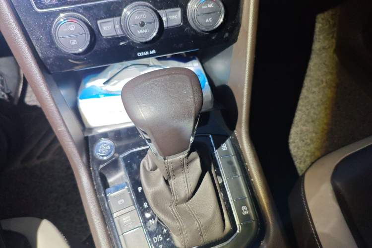 Used Volkswagen Tiguan L 2017 330TSI Automatic Two-Wheel Drive Comfort Edition Gear Lever