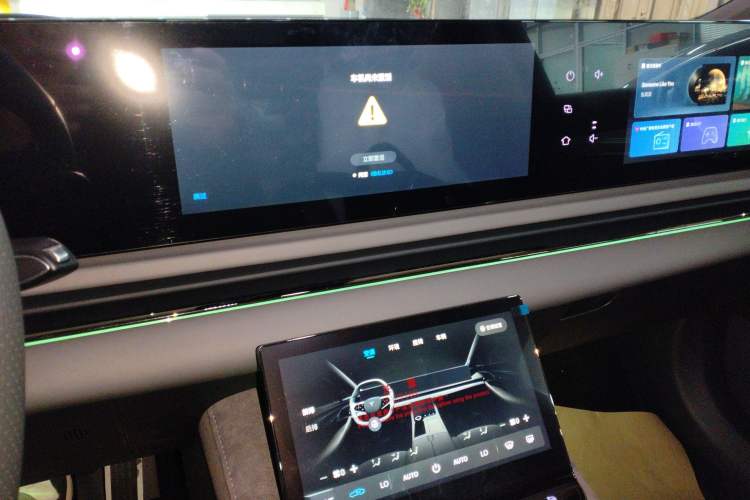 Used VOYAH PASSION 2024 PHEV Four-Wheel Drive Ultra-Long Range Executive Edition Audio And AC Panel