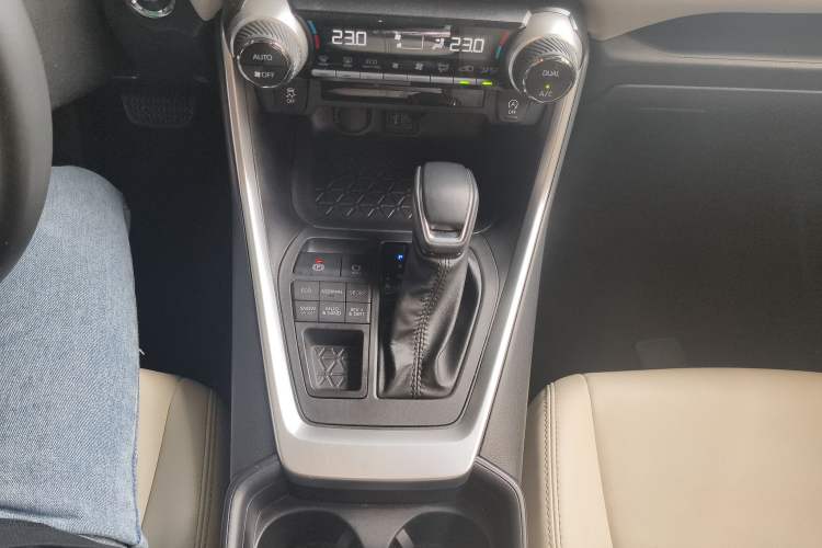 Used Toyota Wildlander 2023 2.0L CVT Four-Wheel Drive Luxury PLUS Edition Gear Lever