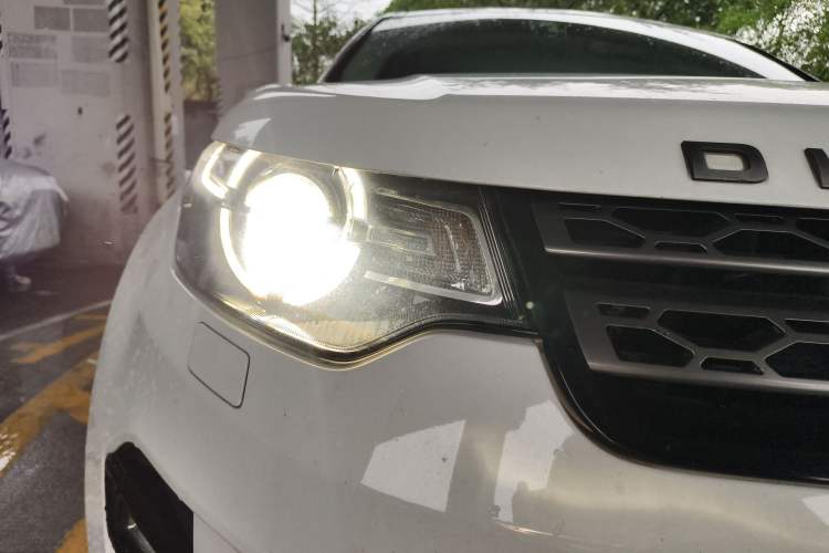 Used Land Rover Discovery Sport 2018 240 PS SE Version Right Front Headlight