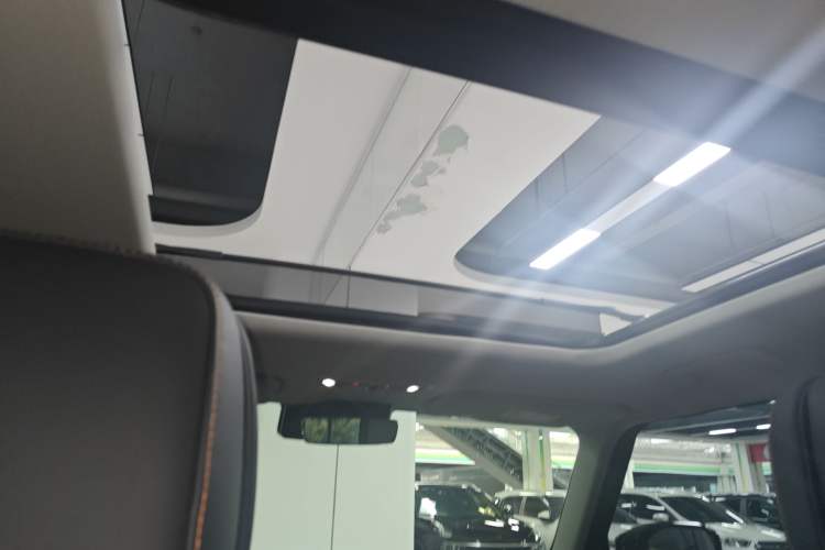 Used iCAR 03 2024 501km Four-wheel Drive Long-Range Advanced Version Headliner