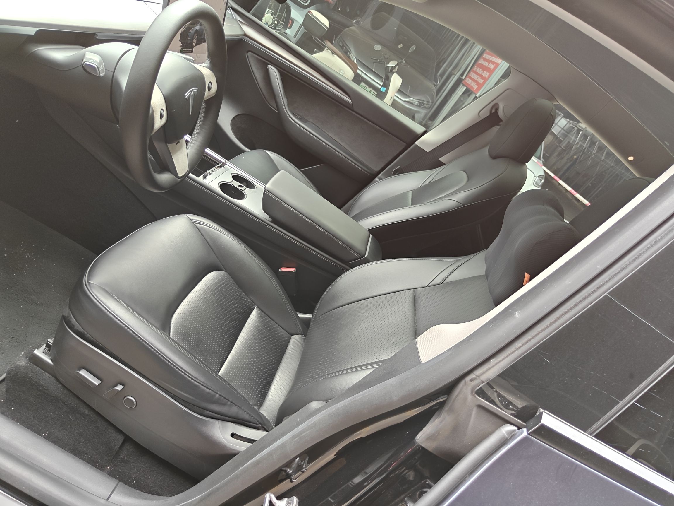 Переднее сиденье в автомобиле