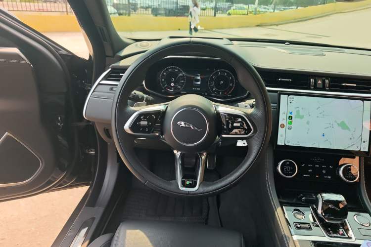 Used Jaguar XFL 2024 2.0T P300 Four-Wheel Drive Flagship Sport Gold Edition Steering Wheel