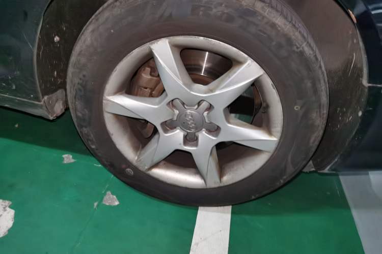 Used Audi A6L 2011 2.0 TFSI automatic Comfort trim Right Front Wheel Hub