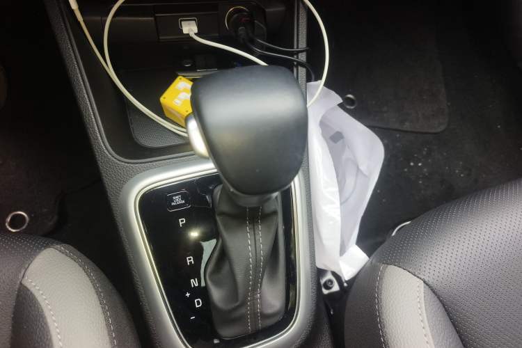 Used Kia kx1 Stonic 2019 1.4L Automatic Sport Edition China VI Gear Lever