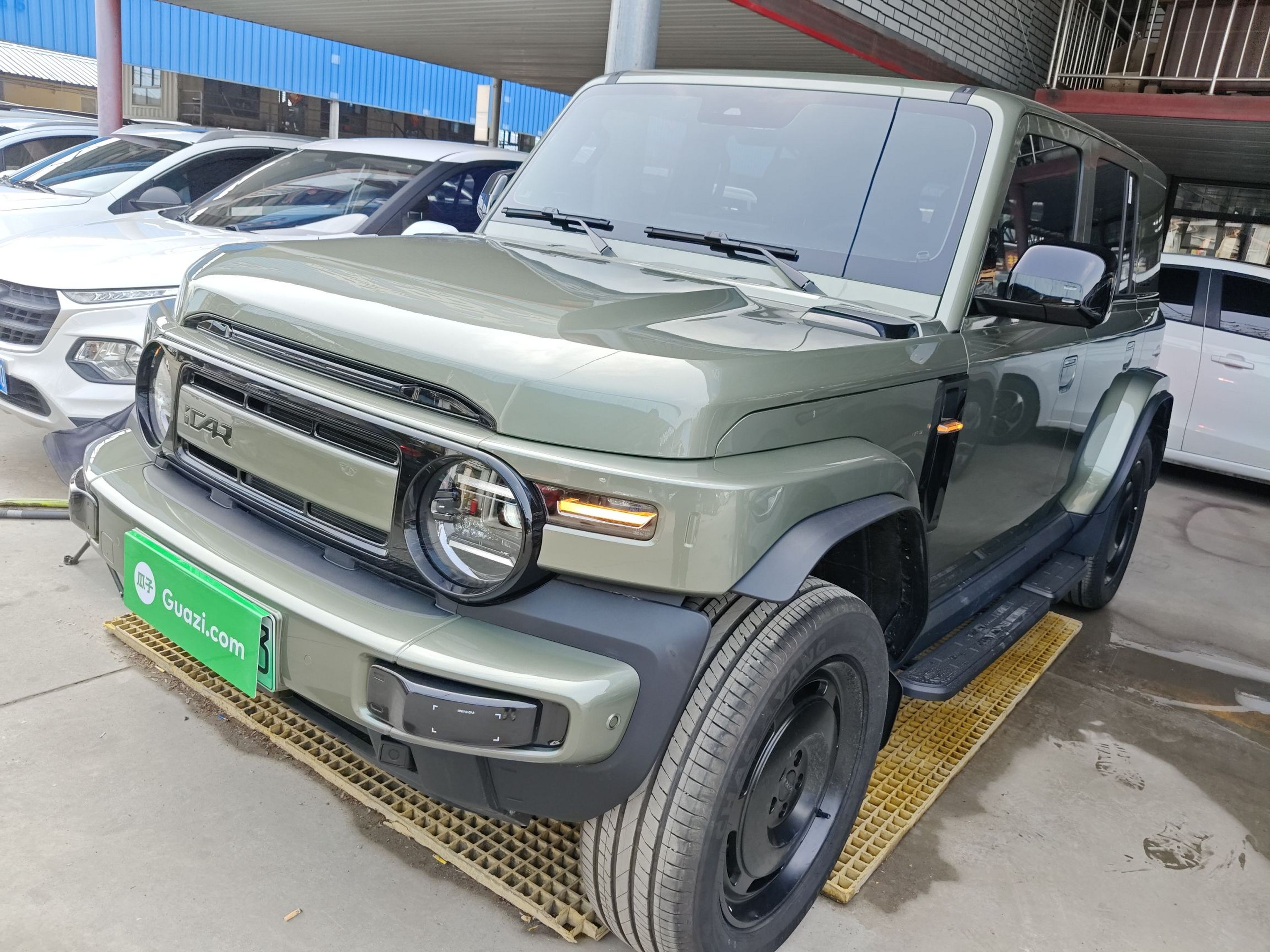 تحت مقدمة السيارة