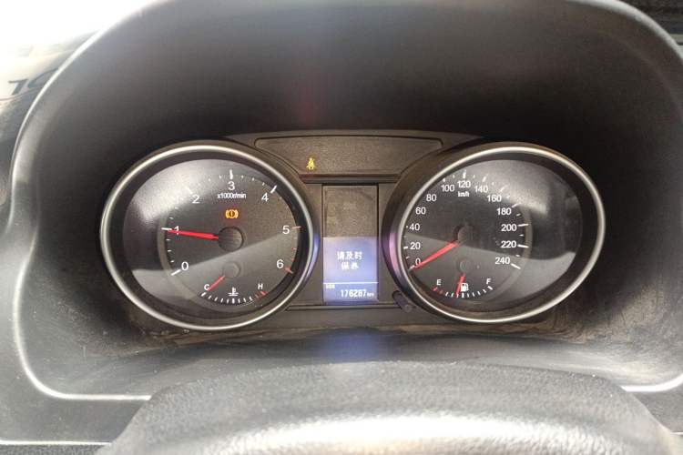 Used Haval H6 2014 Upgraded Model 2.0T Diesel Manual Two-Wheel Drive Urban Version
