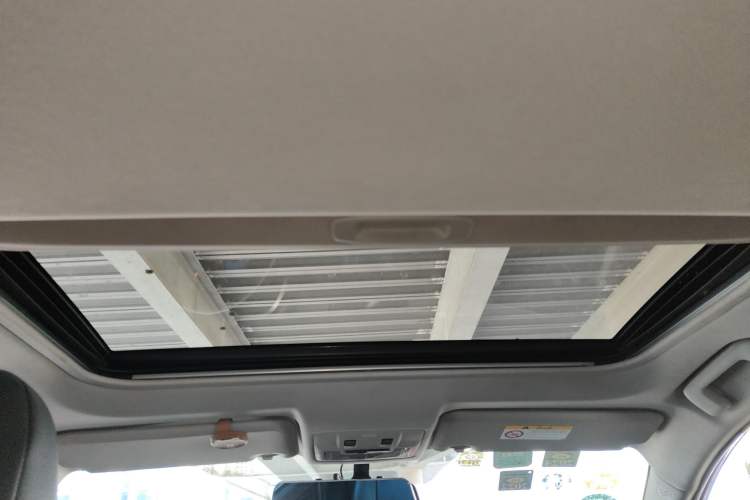 Used Toyota RAV4 2015 2.0L CVT Two-Wheel Drive Fashion Edition Headliner