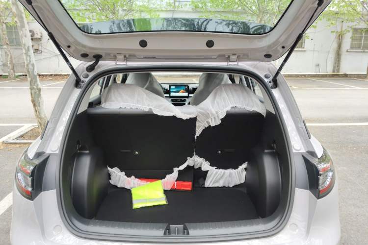 Used Geely Galaxy Geome 2026 Model 310km Youth Edition Trunk