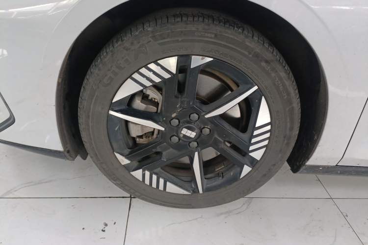 Used Geely Galaxy E8 2024 550 km Range Rear-Wheel-Drive PRO Left Front Wheel Hub