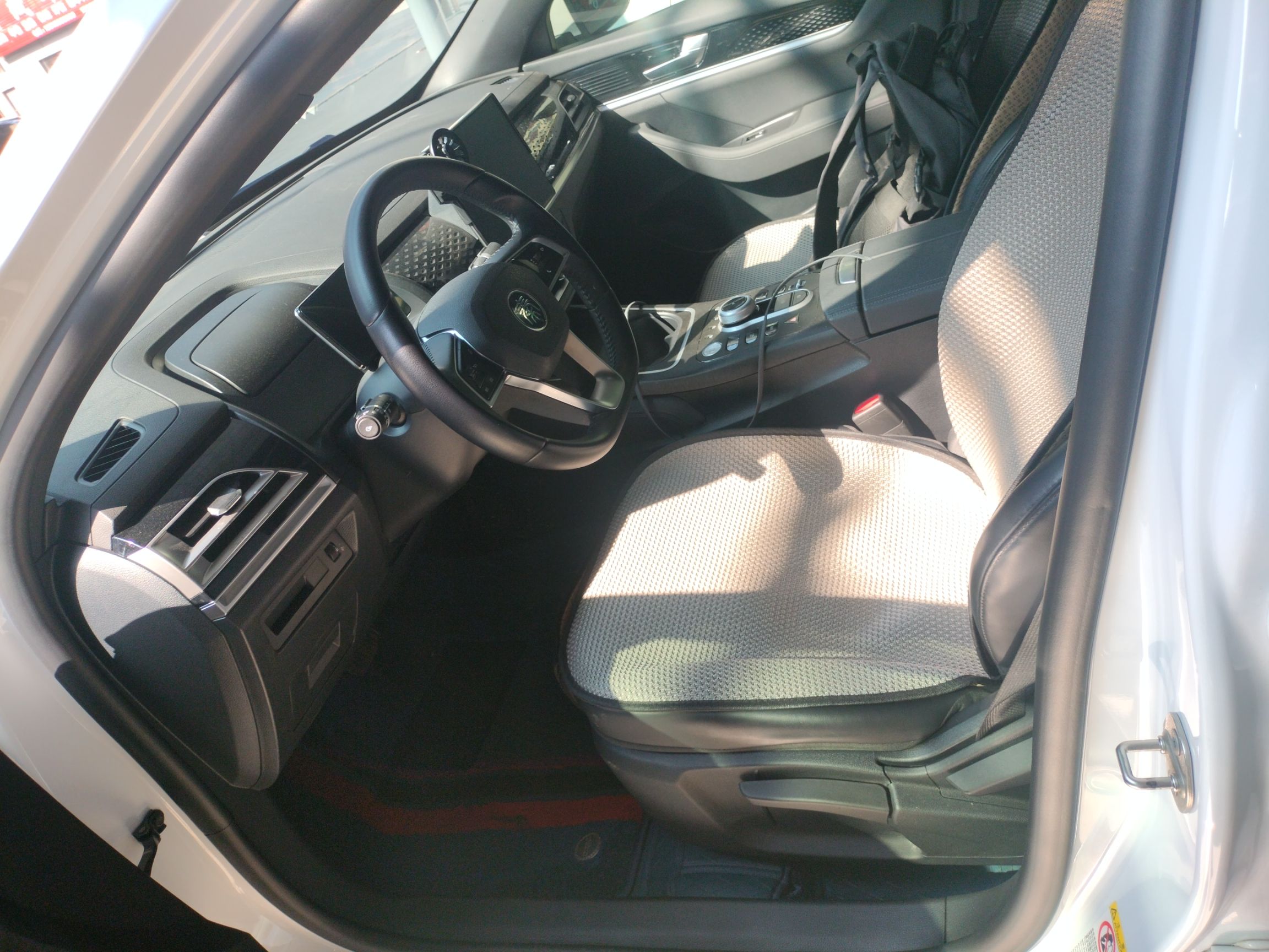 Переднее сиденье в автомобиле