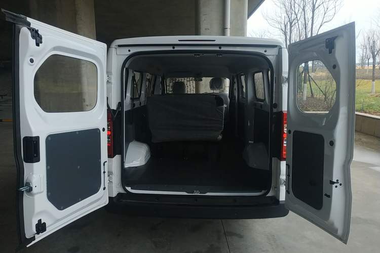 Used Wuling Yangguang 2024 300KM Comfort Version Passenger Van 75kW
