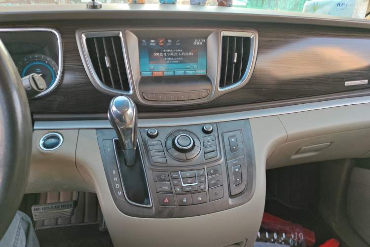 Used Buick GL8 2013 3.0L GT Luxury Business Haoya Edition Audio And AC Panel