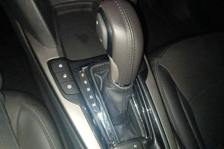 Used Chevrolet Malibu 2017 1.5T Automatic Luxury Edition Gear Lever