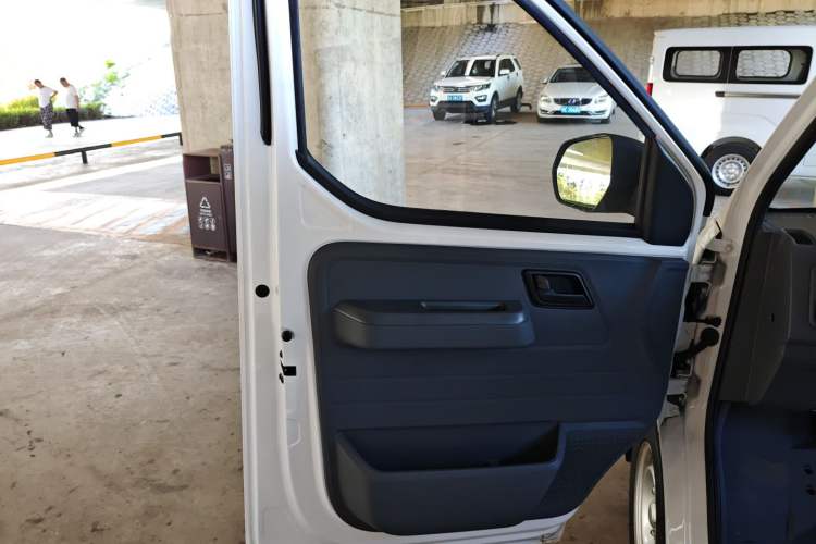 Used Wuling Yangguang 2024 300KM Comfort Version Passenger Van 75kW