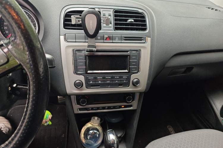 Used Volkswagen Polo 2014 1.6L Cross Polo Automatic Audio And AC Panel