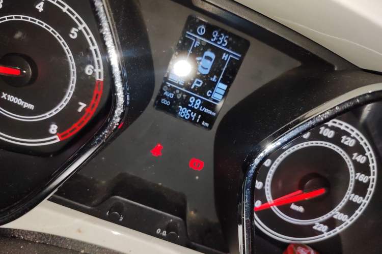 Used JAC Group Refine S2 2015 1.5L CVT Luxury Edition Odometer Close Up