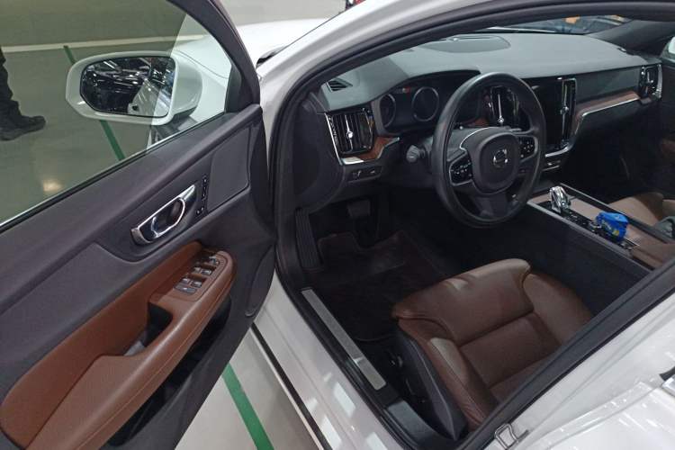 Used Volvo V60 2022 B5 Zhiyuan Luxury Edition