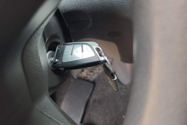 Used Ford Transit 2017 2.0T Diesel Multi-Purpose Commercial Vehicle Mid-Drive Mid-Roof China IV Standard
