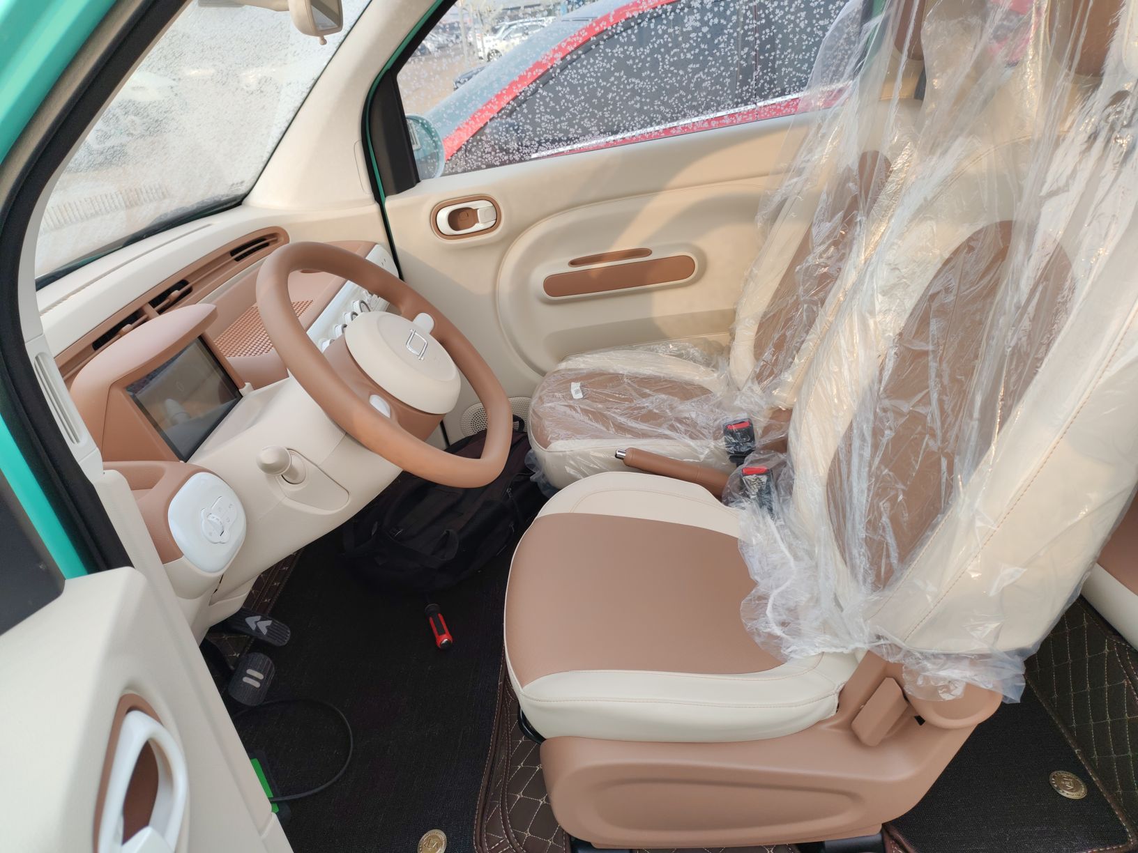 المقاعد الأمامية داخل السيارة