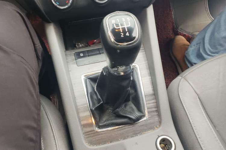 Used Skoda Octavia 2015 1.6L Manual Yijun Edition Gear Lever