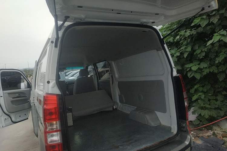 Used Jinbei New Hiace X30L 2023 1.5L Wealth Edition Van 2/5 Seats Non-Air-Conditioned Version SWC15M