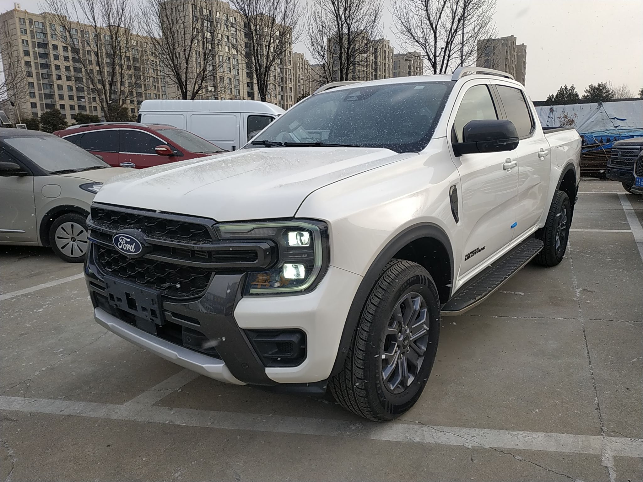 تحت مقدمة السيارة