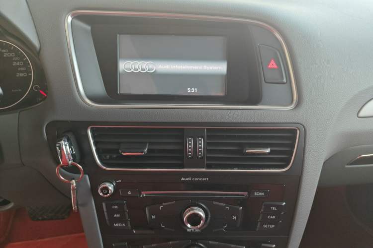 Used Audi Q5 2015 40 TFSI Trendy Edition Audio And AC Panel