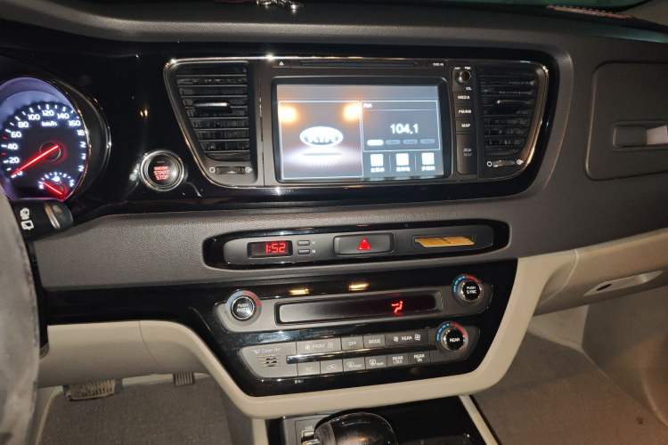 Used Kia Carnival 2015 3.3 GDI Luxury Edition China IV Standard Audio And AC Panel