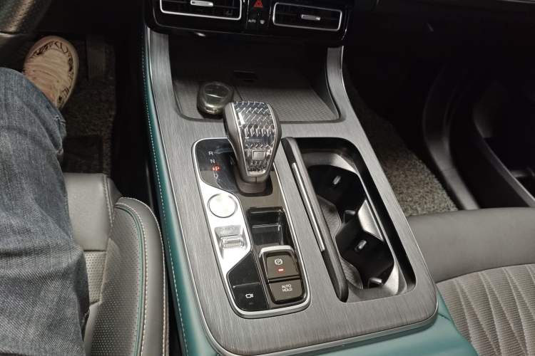 Used GAC Trumpchi GS8 2022 Linghang Series 2.0 TGDI Two-Wheel-Drive Luxury Smart Connectivity Version (7 Seats) Gear Lever