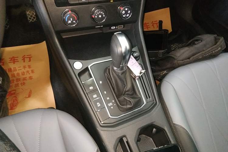 Used Volkswagen Lavida 2023 1.5L Automatic 5 Million Edition Gear Lever