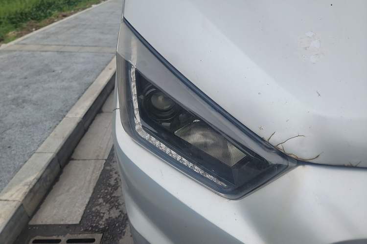 Used JMC Transit 2017 2.8T Commercial Version Short Wheelbase Mid-Roof 6/7/8-Seater JX493 Right Front Headlight