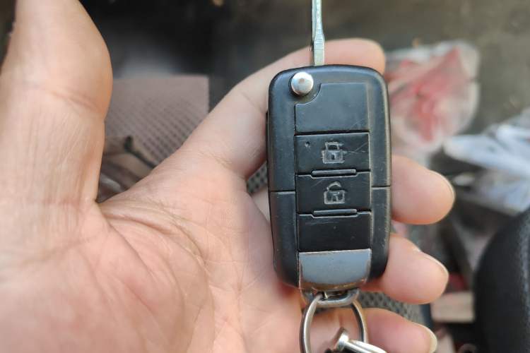 Used Dongfeng Yufeng 2018 2.3TA100 Standard Edition Logistics Vehicle Short Wheelbase Mid-Roof Design 5-9 Seater Powered by WP2.3
