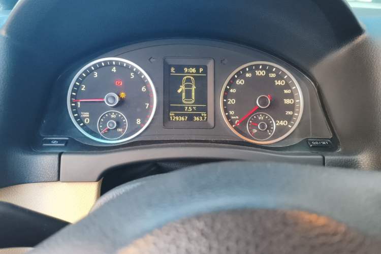 Used Volkswagen Tiguan 2012 2.0 TSI Automatic All-Wheel Drive Flagship Edition Odometer Close Up