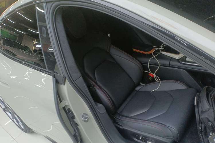 Used Xiaomi Auto SU7 2024 Four-Wheel Drive Ultra-Long Range Advanced Intelligent Driving Max Edition Right Front Seat