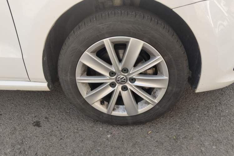 Used Volkswagen Polo 2014 1.4L Automatic Comfort Edition Right Front Wheel Hub