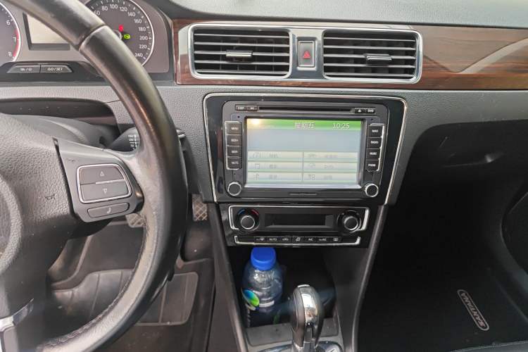 Used Volkswagen Santana 2013 1.6L Automatic Luxury Edition Audio And AC Panel