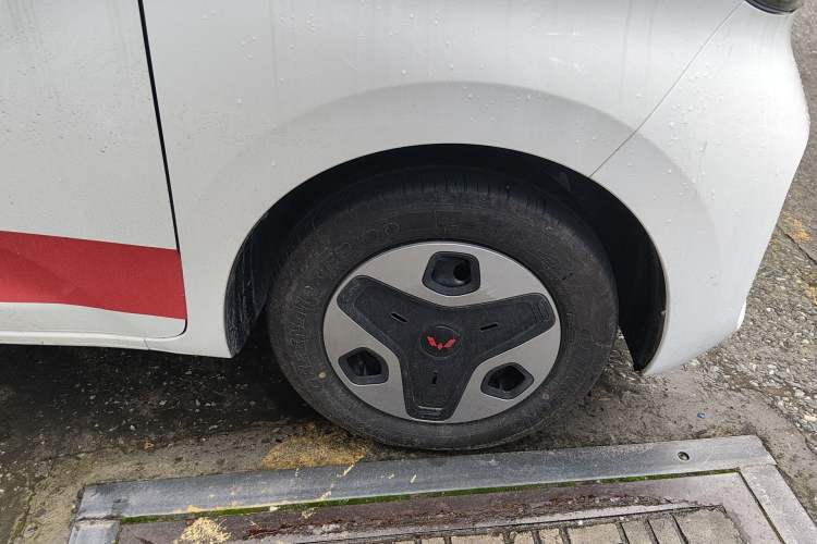 Used Wuling Zhiguang New Energy 2025 Model 305km Ambitious Edition Right Front Wheel Hub