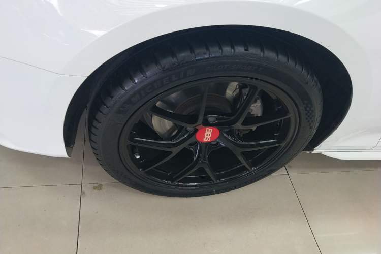 Used Audi A4L 2018 30th Anniversary Edition 40 TFSI Fashion Model Left Front Wheel Hub