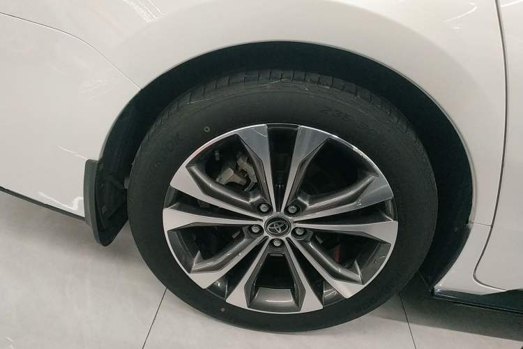 Used Toyota Granvia 2022 2.5L Hybrid Premium Edition Right Rear Wheel Hub