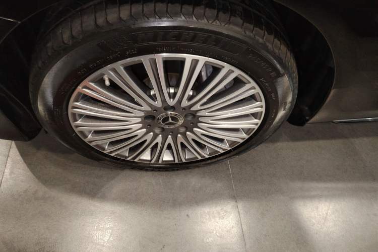 Used Mercedes-Benz E-Class 2020 Restyled E 300 L Exclusive Edition Left Front Wheel Hub