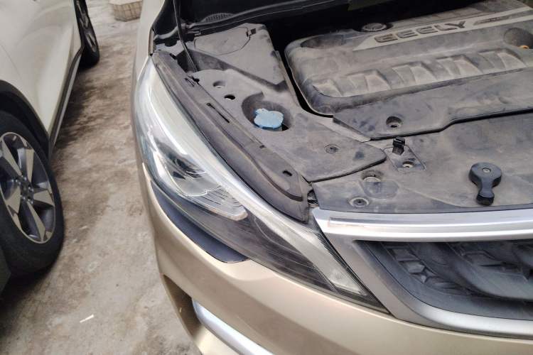 Used Geely Auto Emgrand GS 2016 Sport Edition 1.3T Automatic ZhenShang Model Right Front Headlight