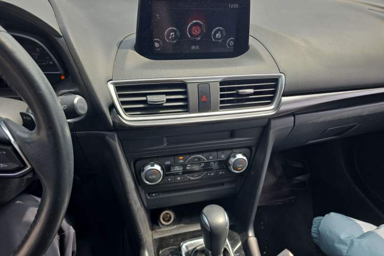 Used Mazda 3 Axela 2017 Hatchback 2.0L Automatic Sport Model China V Emission Standard Audio And AC Panel