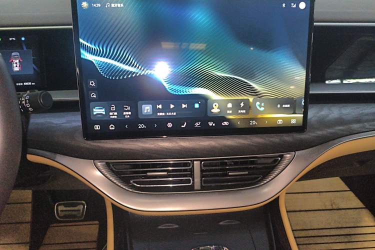 Used Denza D9 2025 DM-i Smart Drive 1020 Four-Wheel Drive Deluxe Model
