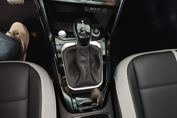 Used Volkswagen T-ROC 2025 Facelifted 300TSI DSG Two-Wheel-Drive Chen Guang Edition Gear Lever