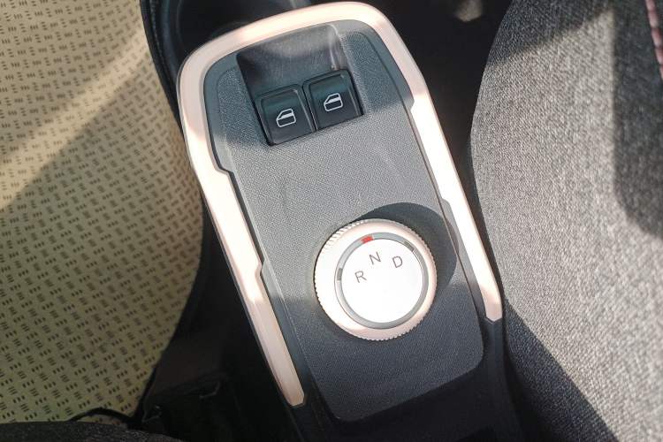 Used Chery QQ Ice Cream 2022 170km Sundae Phosphate Lithium-Ion Gear Lever