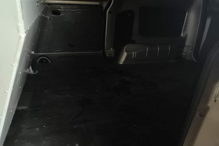 Used Wuling Hongguang V 2022 1.5L Jingqu Edition Enclosed-Window Vehicle with Hydraulic Power Steering LAR