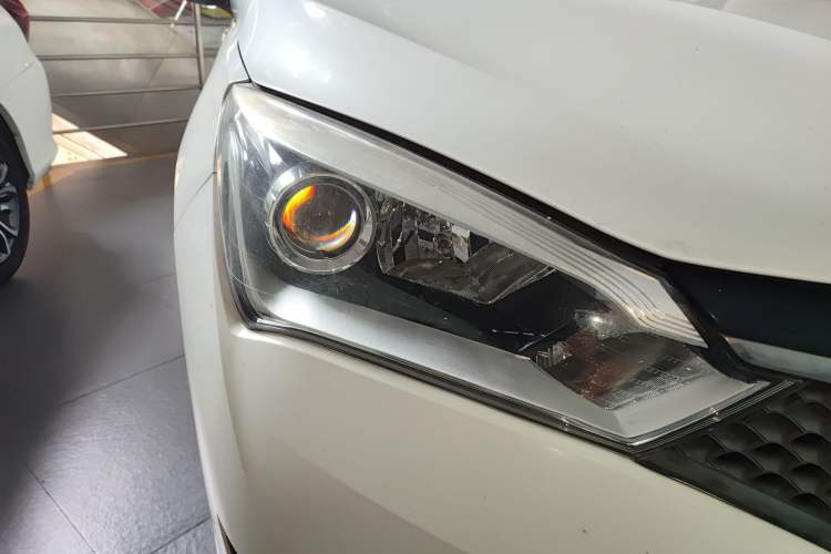 Used Haima M3 2016 1.5L Manual Comfort Model with Sunroof Right Front Headlight