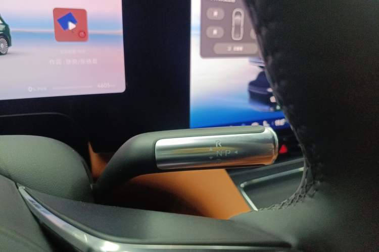 Used Hima AITO M8 2025 Extended-Range Ultra Version 53.4 kWh 6-Seater Edition Gear Lever